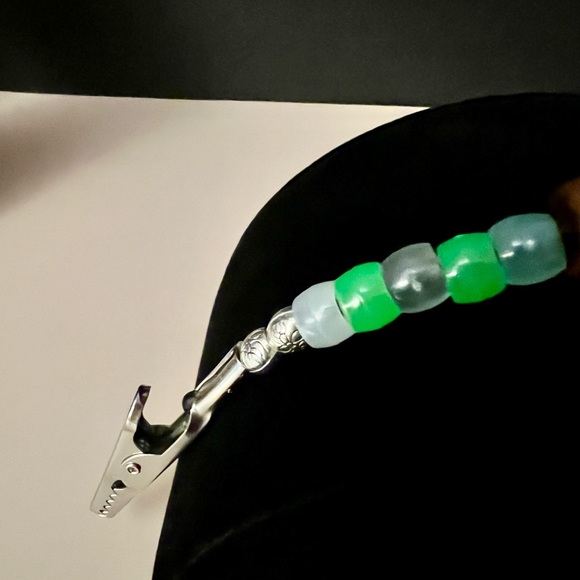 Roach Clip Spaced Out Smoker’s Helper Glow in the Dark Alien Head & green beads - Picture 11 of 17